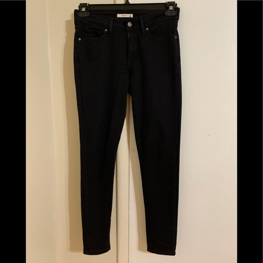 711 Levi’s skinny jeans in true black.